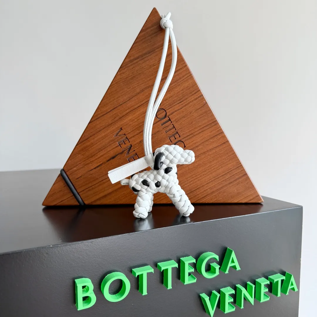 Batch 540 BOTTEGA VENETA2025 new puppy-shaped pendant braided puppy is now online😎The leather braided puppy-shaped pendant can be hung on any handbag, and it is as cute, delicate and colorful as it matches with a bag. Cute and cute, it will touch your heart at any time. It can be hung on bags or keychains. Who can resist such a cute puppy? Style number: 807068